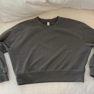 Lululemon cropped sweatshirt in brand new condition!